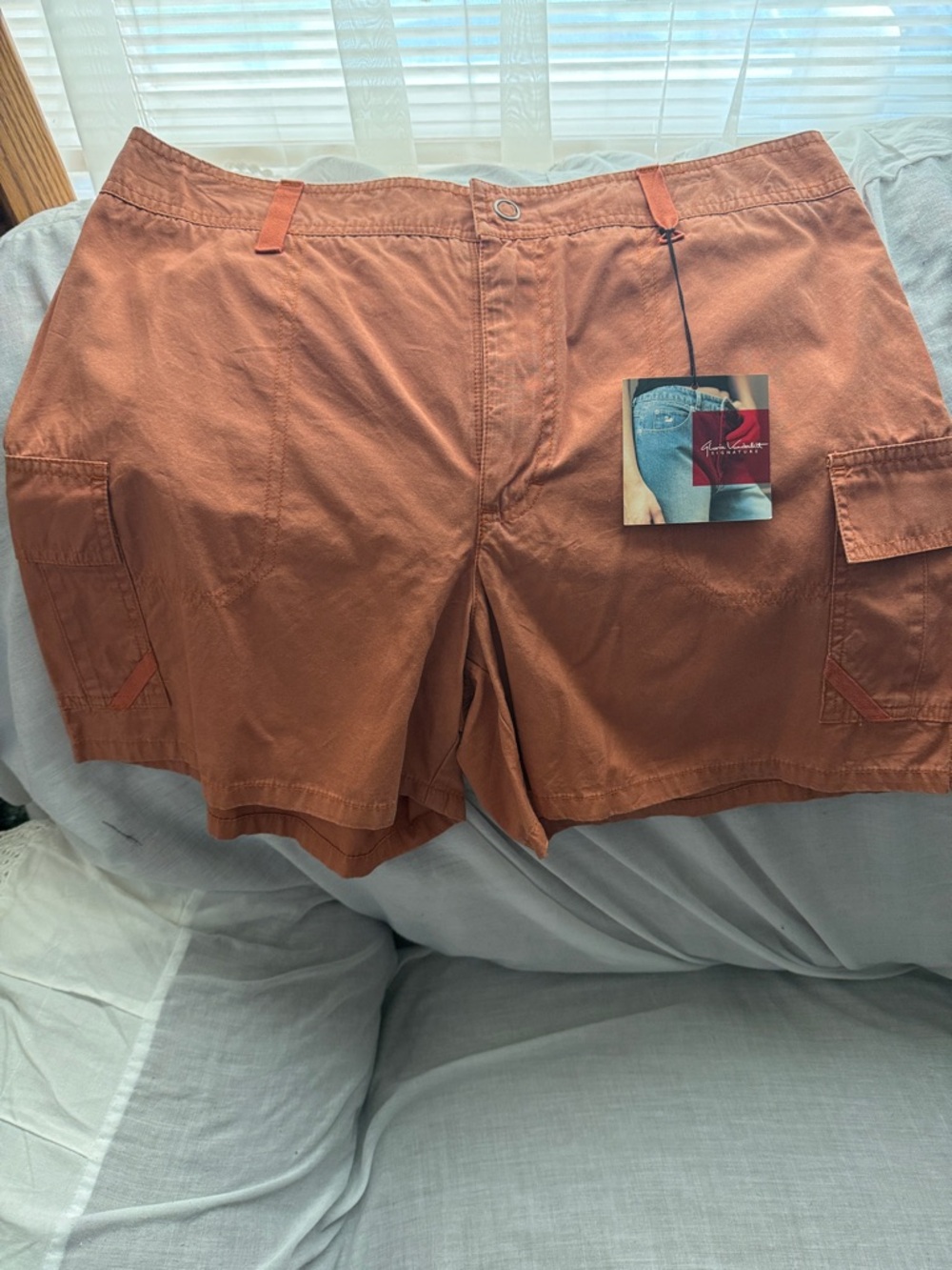 Gloria Vanderbilt Women’s Cargo Shorts in Rust. Size 10